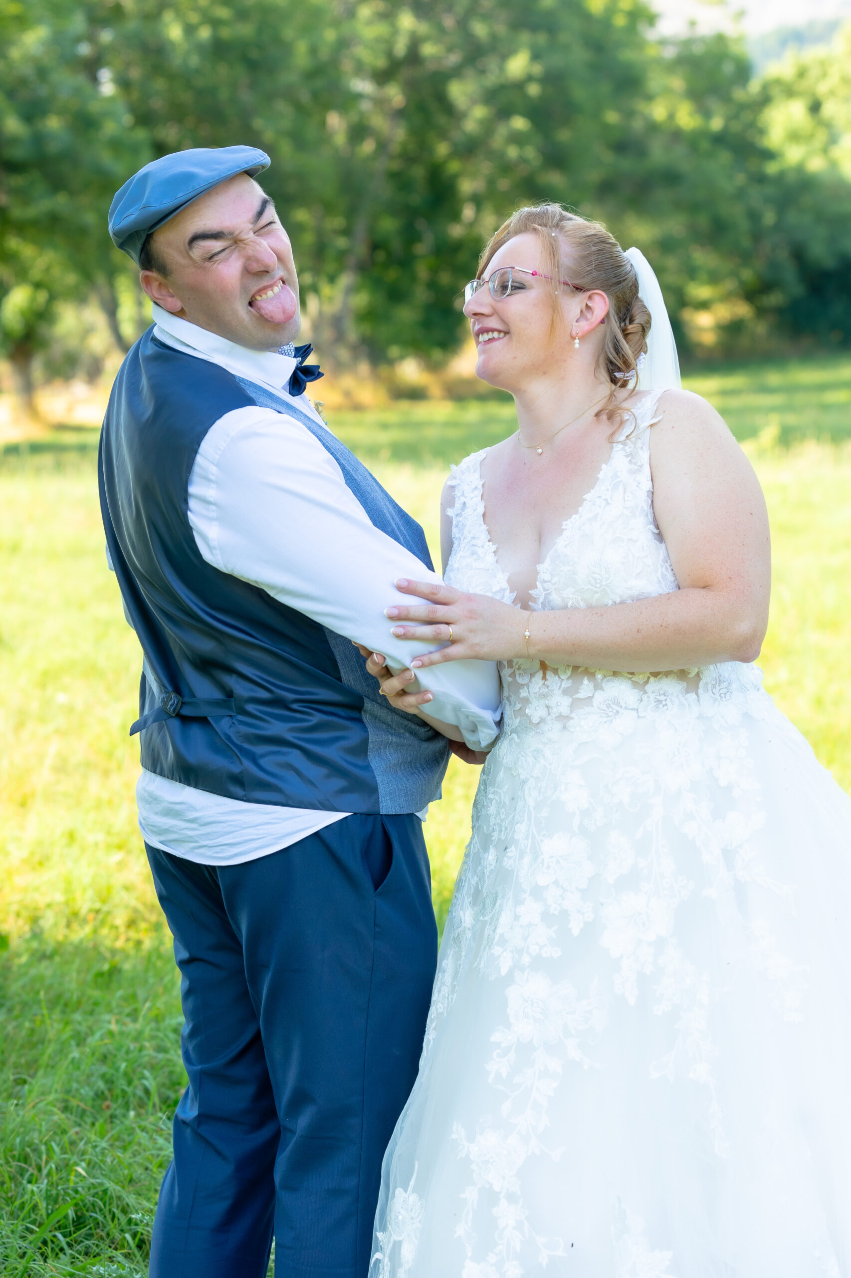 Couple de mariés souriants dans un parc, photo naturelle en extérieur – M.Studiophoto13