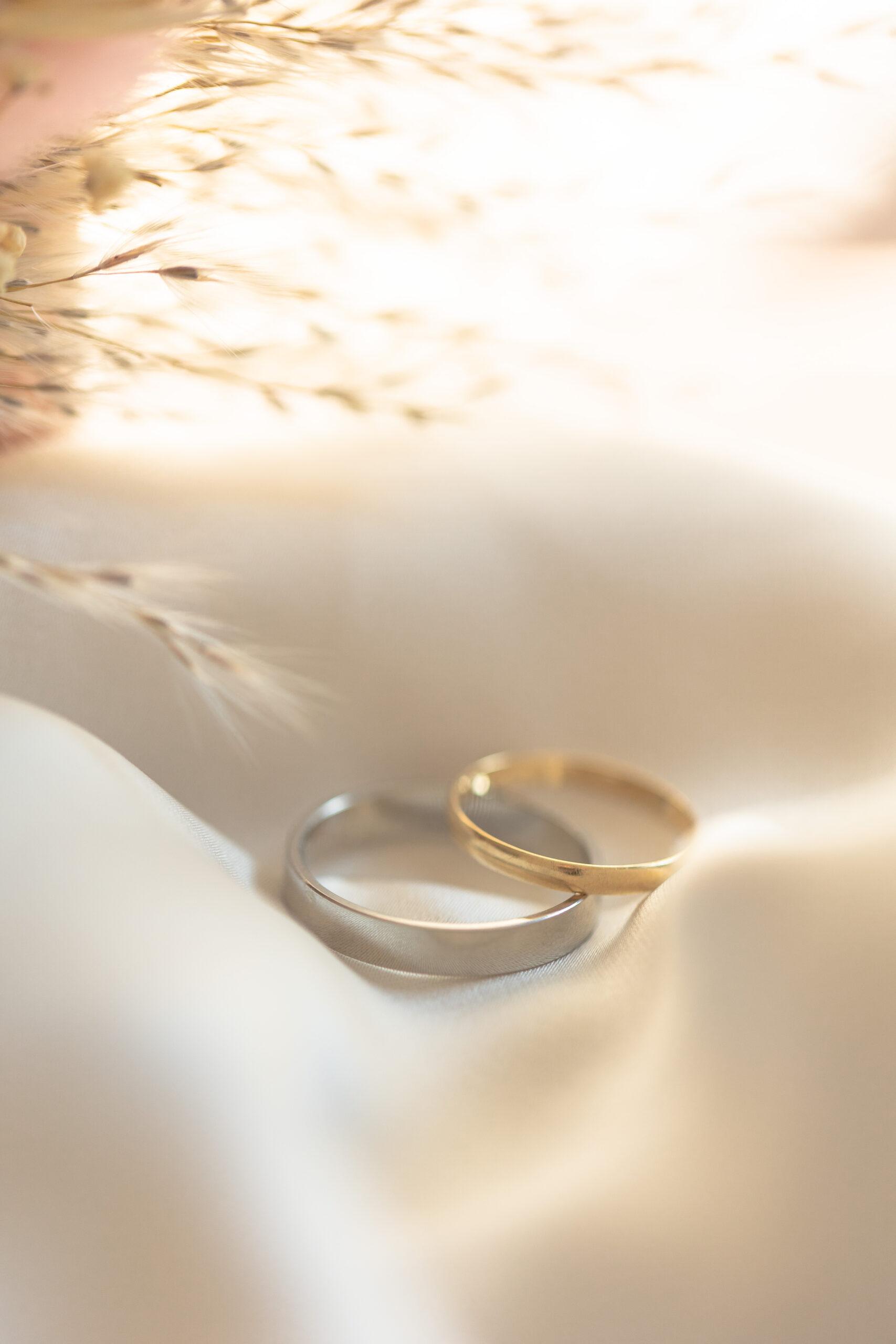 Photographie artistique des alliances de mariage dorées – M.Studiophoto13