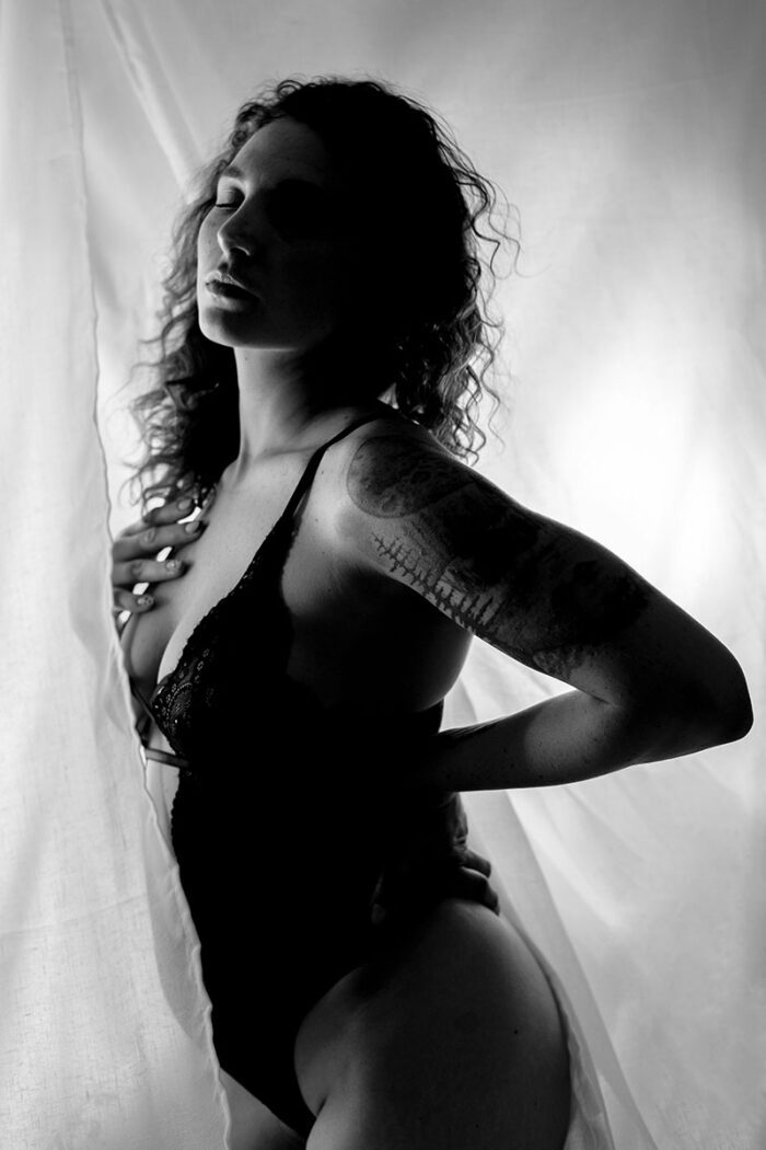 Boudoir - Estime de soi 5 Portrait boudoir silhouette féminine en noir et blanc, dos et courbes mis en valeur par un contre-jour artistique