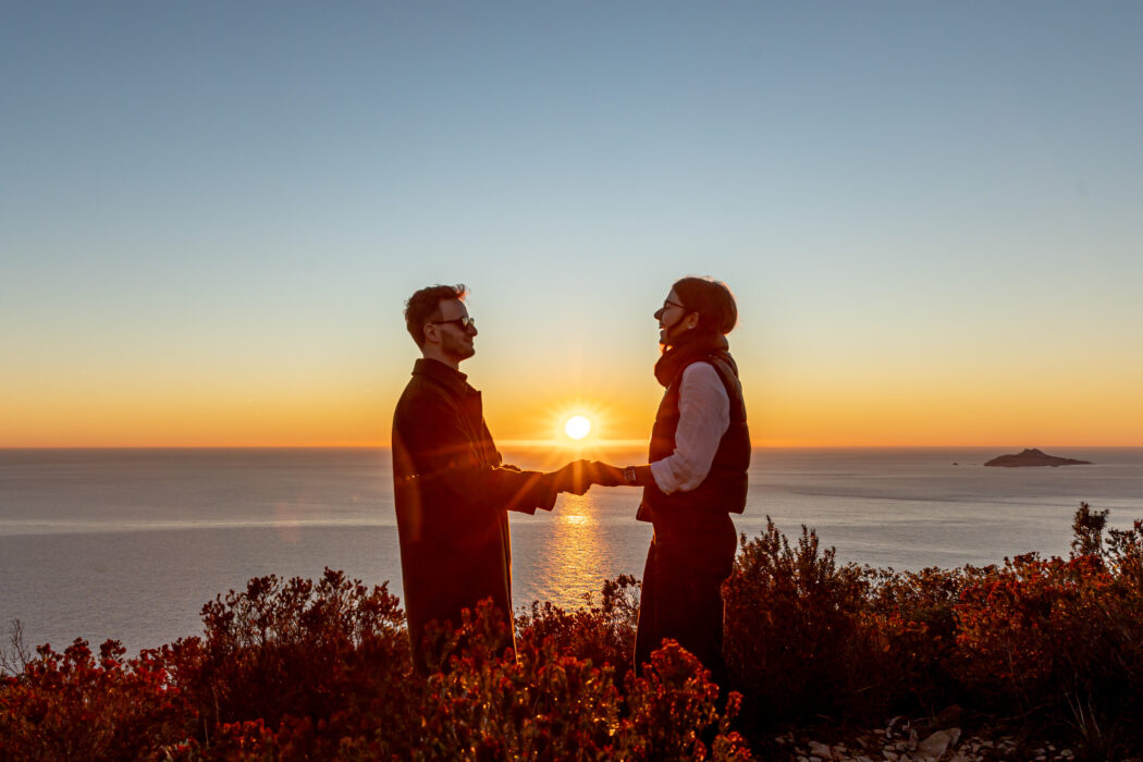 Couple au coucher de soleil Martigues, séance photo en bord de mer