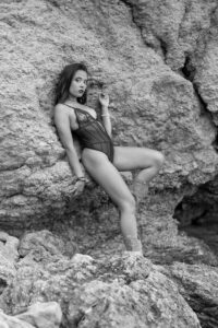 Boudoir - Estime de soi 17 Séance photo boudoir en extérieur sur rochers, femme en lingerie noire – estime de soi