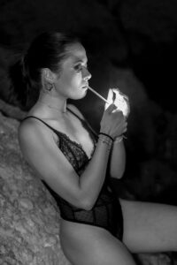 Boudoir - Estime de soi 14 Séance photo boudoir en studio, femme en lingerie noire maquillée au rouge à lèvres – estime de soi