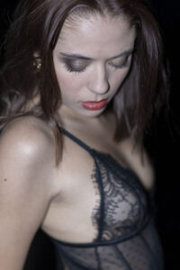 Boudoir - Estime de soi 20 Séance boudoir estime de soi – femme en lingerie noire en lumière tamisée, portrait sensuel et intime