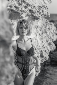 Boudoir - Estime de soi 8 Séance photo boudoir en extérieur, femme debout en lingerie noire contre les rochers, mise en valeur féminine et estime de soi