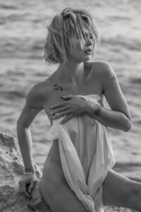 Boudoir - Estime de soi 22 Séance boudoir estime de soi – femme en lingerie posant sur les rochers en bord de mer, photo en noir et blanc naturelle et élégante