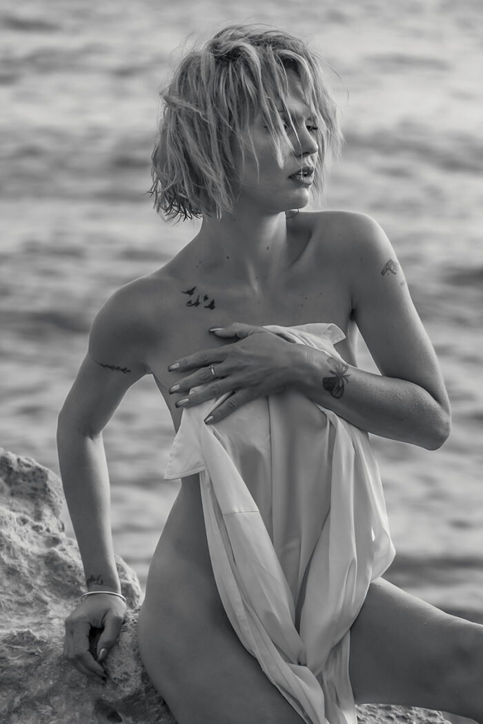 Boudoir - Estime de soi 3 Séance boudoir estime de soi – femme en lingerie posant sur les rochers en bord de mer, photo en noir et blanc naturelle et élégante