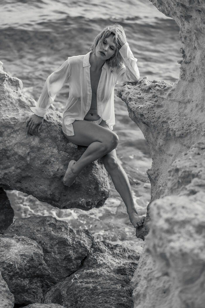 Séance photo boudoir en extérieur, femme posant sur les rochers en lingerie, mise en valeur de la féminité et de l’estime de soi