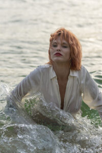 Boudoir - Estime de soi 13 Séance boudoir estime de soi en extérieur, femme rousse en chemise blanche au bord de l’eau