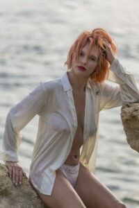 Boudoir - Estime de soi 9 Séance boudoir et estime de soi en extérieur, femme rousse en lingerie et chemise blanche posant au bord de mer