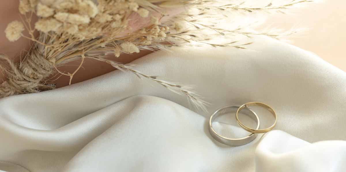 ☺☺Alliances de mariage posées sur un tissu blanc avec lavande séchée – M.Studiophoto13