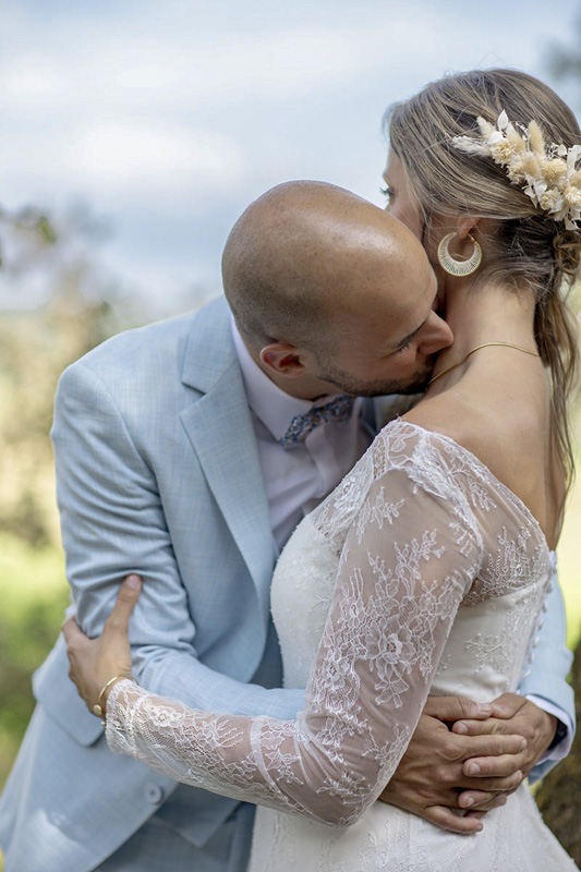 Couple de mariés s’enlaçant avec tendresse, photo de mariage romantique par M.Studiophoto13