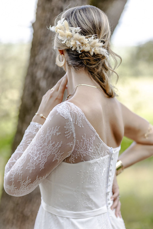 Mariée vue de dos en robe blanche et couronne florale, photo de mariage capturée par M.Studiophoto13
