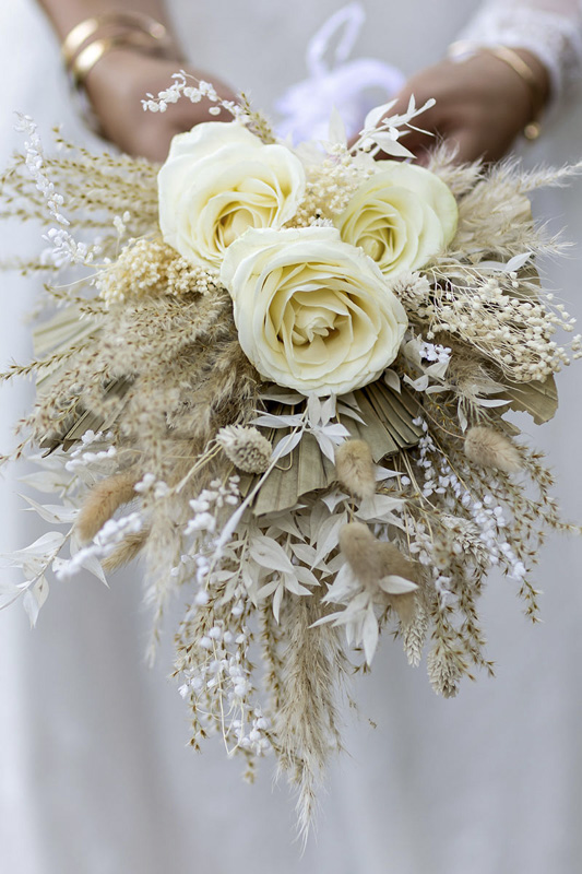 Bouquet de mariage avec roses blanches et fleurs séchées, tenu par la mariée – photographie M.Studiophoto13
