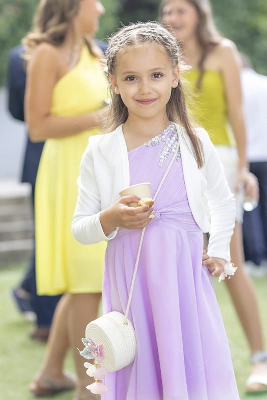 Petite fille d’honneur souriante tenant un panier de pétales lors d’un mariage – photo M.Studiophoto13