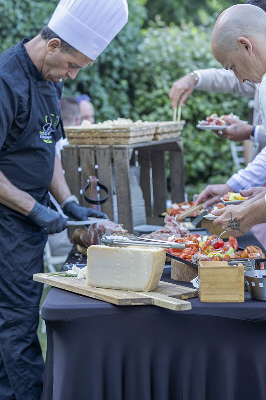 Chef préparant le buffet de mariage en extérieur avec des plats raffinés – photo M.Studiophoto13
