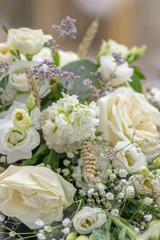 Bouquet de mariée élégant avec fleurs blanches, crème et feuillage vert – photo de mariage par M.Studiophoto13