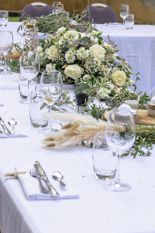Table de mariage décorée avec un centre de fleurs blanches et vertes – photo de réception par M.Studiophoto13