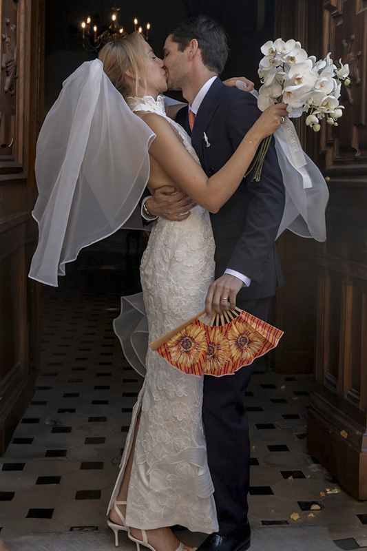 Mariés qui s’embrassent après la cérémonie, bouquet de la mariée en main – Photographe de mariage aux Pennes-Mirabeau, Aix-en-Provence et Martigues