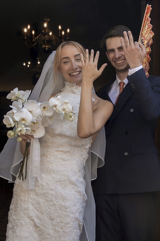 Les mariés souriants à la sortie de la cérémonie montrent fièrement leurs alliances – Photographe de mariage aux Pennes-Mirabeau, Aix-en-Provence et Martigues