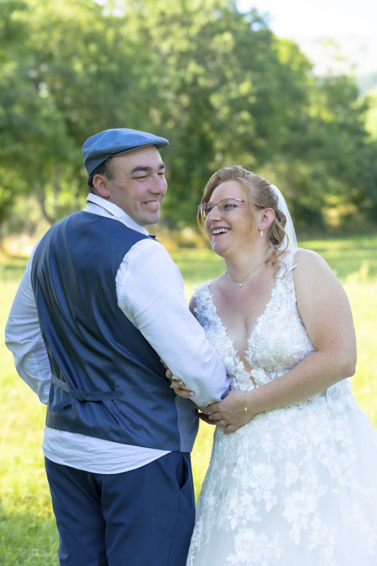 Couple de mariés riant ensemble en plein air, photo naturelle et joyeuse – M.Studiophoto13