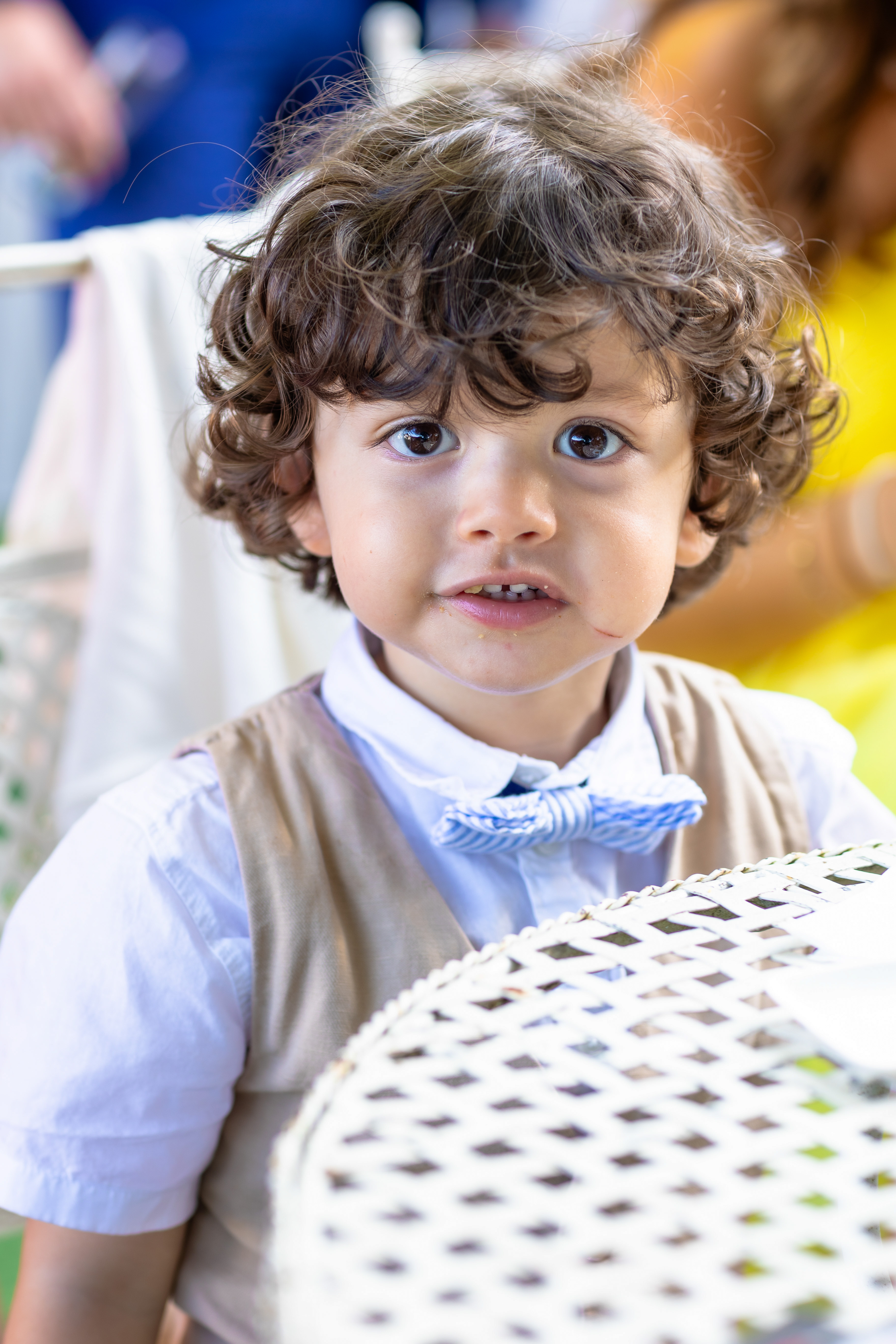 Texte alternatif (alt) : Portrait d’un enfant aux cheveux bouclés lors d’un mariage – photo naturelle par M.Studiophoto13