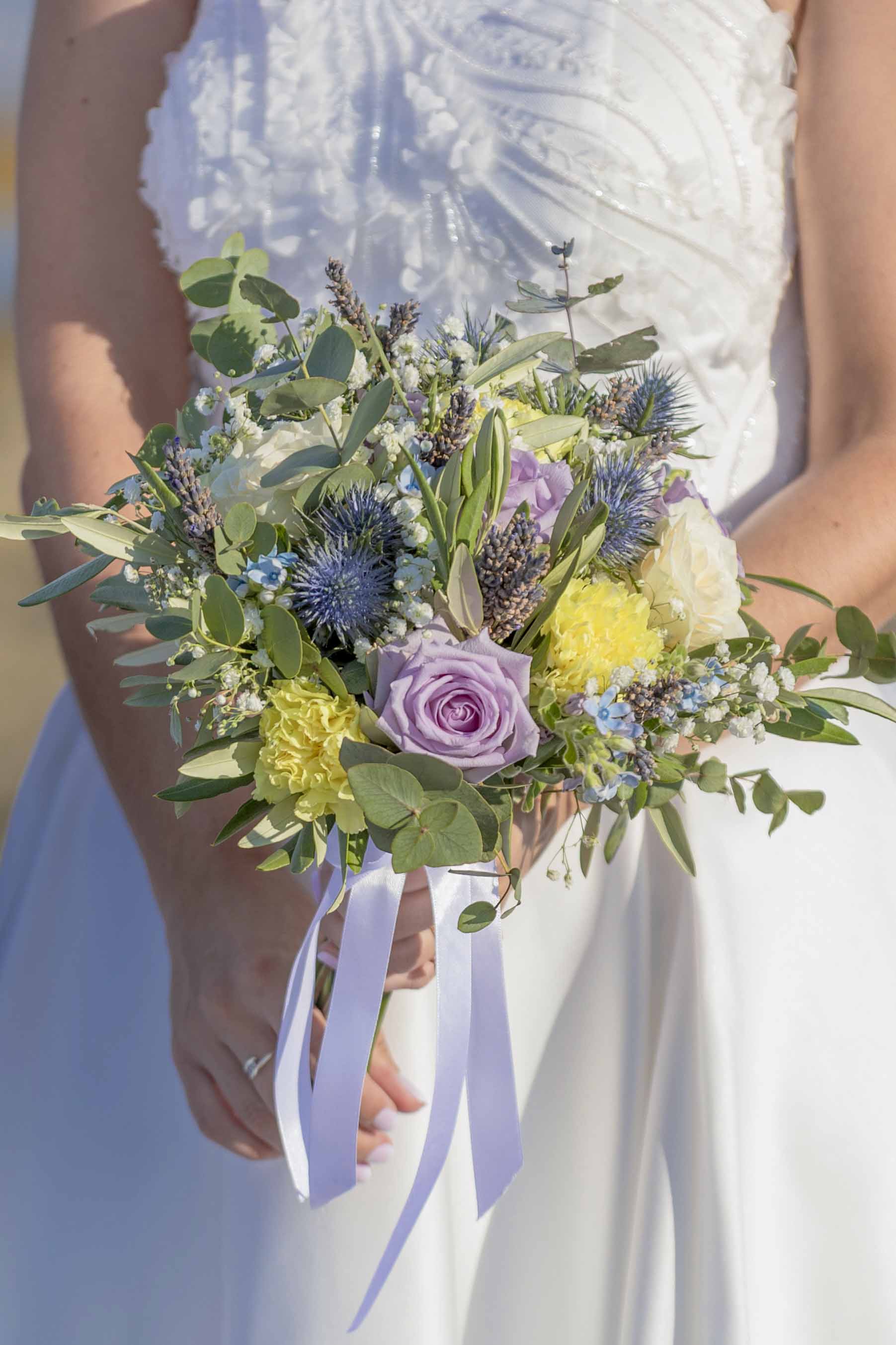 Mariée tenant un bouquet coloré avec fleurs jaunes, violettes et feuillage – M.Studiophoto13