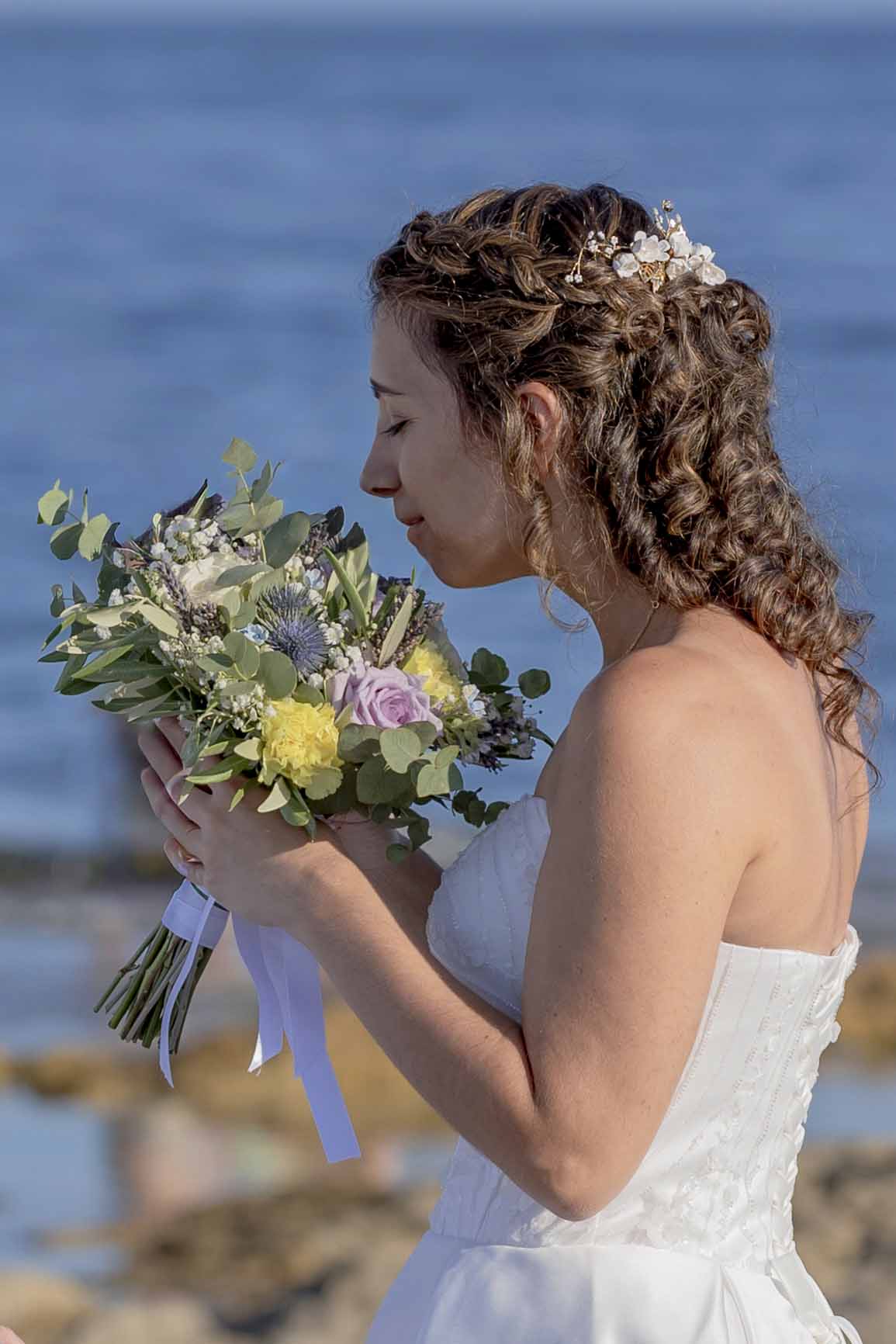 Mariée avec bouquet coloré au bord de la mer – séance photo mariage par M.Studiophoto13