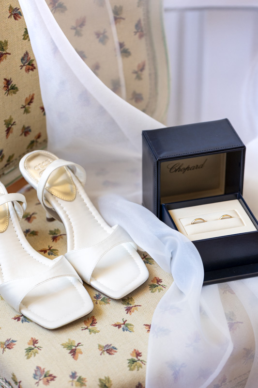 Chaussures et bijoux de mariée en préparation – Photographe de mariage aux Pennes-Mirabeau, Aix-en-Provence et Martigues