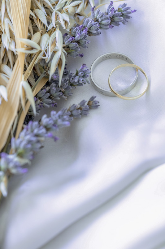 Alliances de mariage posées sur un tissu blanc avec lavande séchée – M.Studiophoto13