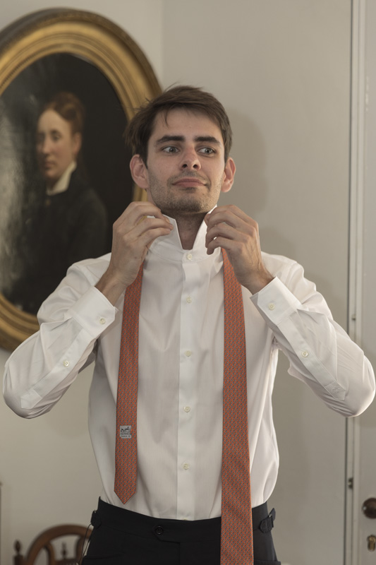 Marié ajustant sa cravate avant la cérémonie – Préparatifs de mariage aux Pennes-Mirabeau, Aix-en-Provence et Martigues