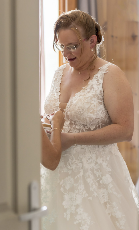Mariée émue ajustant ses bijoux pendant les préparatifs – photo de mariage par M.Studiophoto13