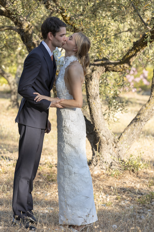 Mariés échangeant un baiser tendre sous les arbres, photographie de mariage naturelle par M.Studiophoto13