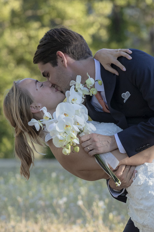 Mariés s’embrassant tendrement en extérieur, photo romantique de mariage par M.Studiophoto13 aux Pennes-Mirabeau, Aix-en-Provence et Martigues