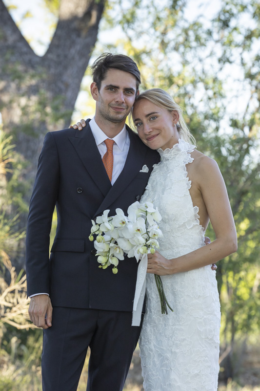 Mariés posant ensemble avec bouquet, photo de mariage naturelle par M.Studiophoto13 aux Pennes-Mirabeau, Aix-en-Provence et Martigues