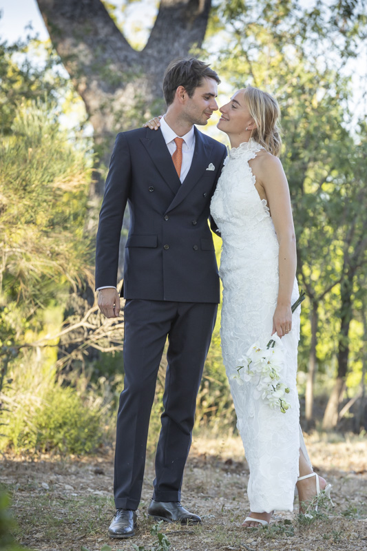 Portrait de couple de mariés posant ensemble dans un cadre naturel, photographie élégante et authentique par M.Studiophoto13