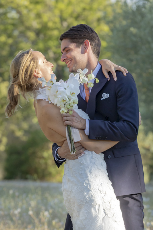 Mariés souriants s’enlaçant dans un moment complice en extérieur – Photographe de mariage aux Pennes-Mirabeau, Aix-en-Provence et Martigues