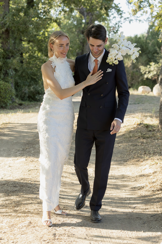 Couple de mariés marchant main dans la main dans un chemin ensoleillé, photographie naturelle par M.Studiophoto13