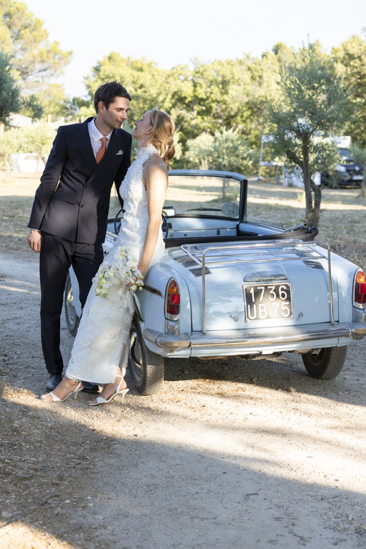 Couple de mariés devant leur voiture de mariage, photo élégante capturée par M.Studiophoto13 en Provence