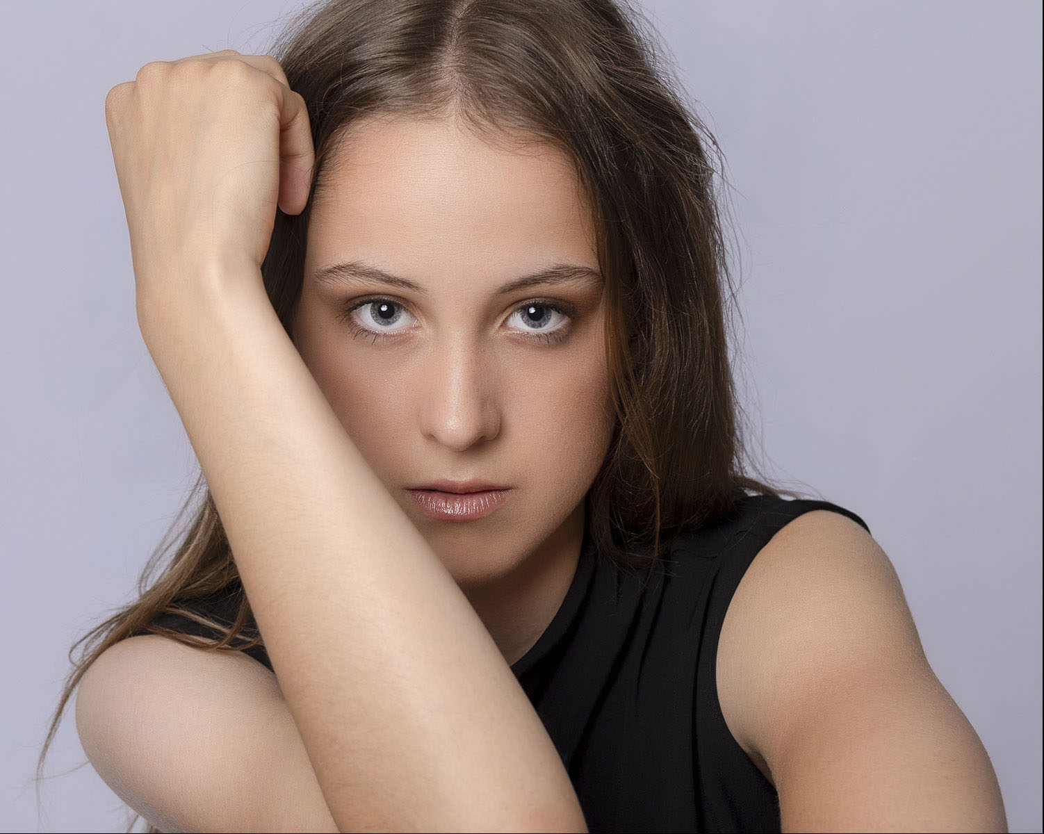 Portrait mode en studio d'une jeune femme au regard intense - photographie naturelle et authentique