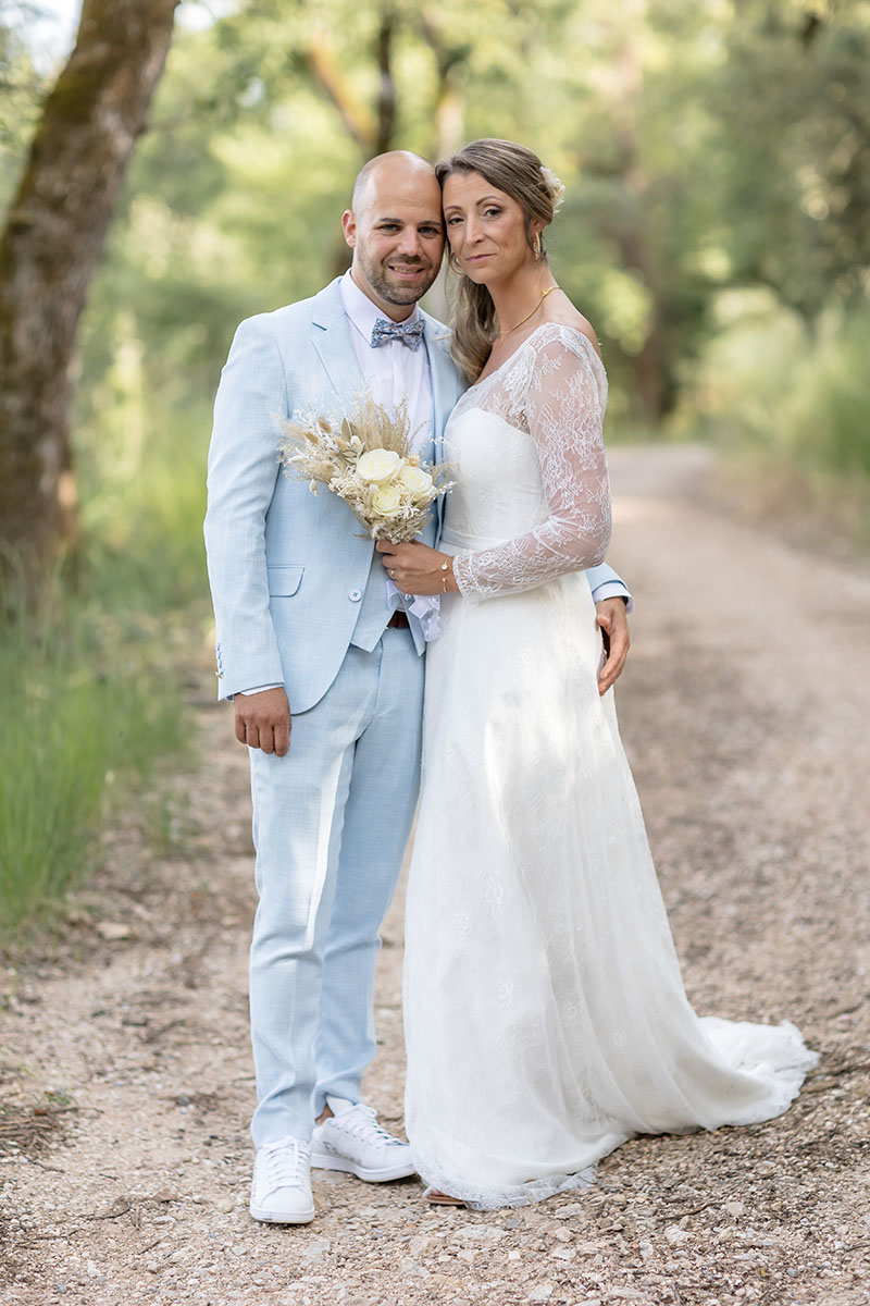 Mariés enlacés dans une allée arborée, photo de mariage romantique par M.Studiophoto13