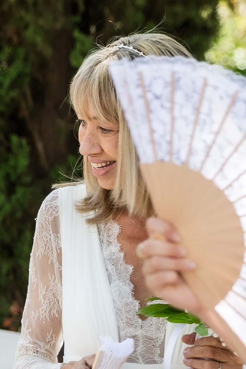 Portrait naturel d’une mariée souriante sous son voile, tenant son bouquet de mariage – photo capturée par M.Studiophoto13