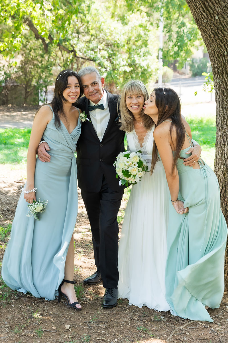 Mariés entourés de demoiselles d’honneur en robes bleues lors d’un mariage en extérieur – photographie par M.Studiophoto13