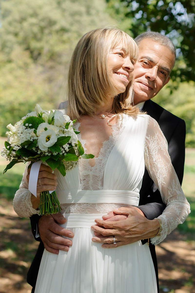 Mariés souriants enlacés en extérieur lors de leur mariage – photographie naturelle par M.Studiophoto13