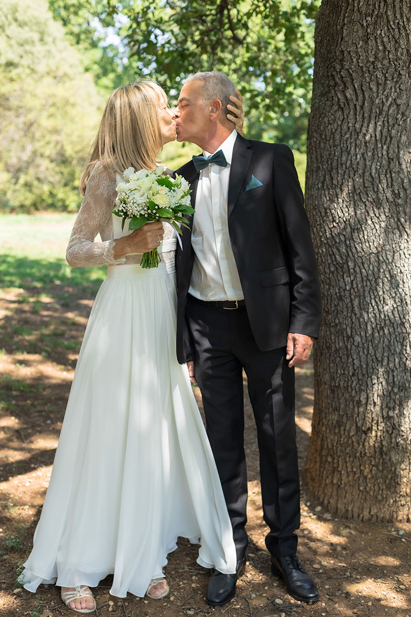 Mariés s’embrassant tendrement près d’un arbre lors de leur mariage – photographie naturelle par M.Studiophoto13