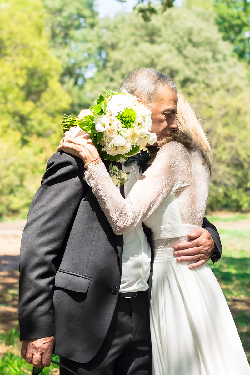 Mariés s’enlaçant tendrement, bouquet de fleurs cachant leurs visages – reportage photo mariage par M.Studiophoto13