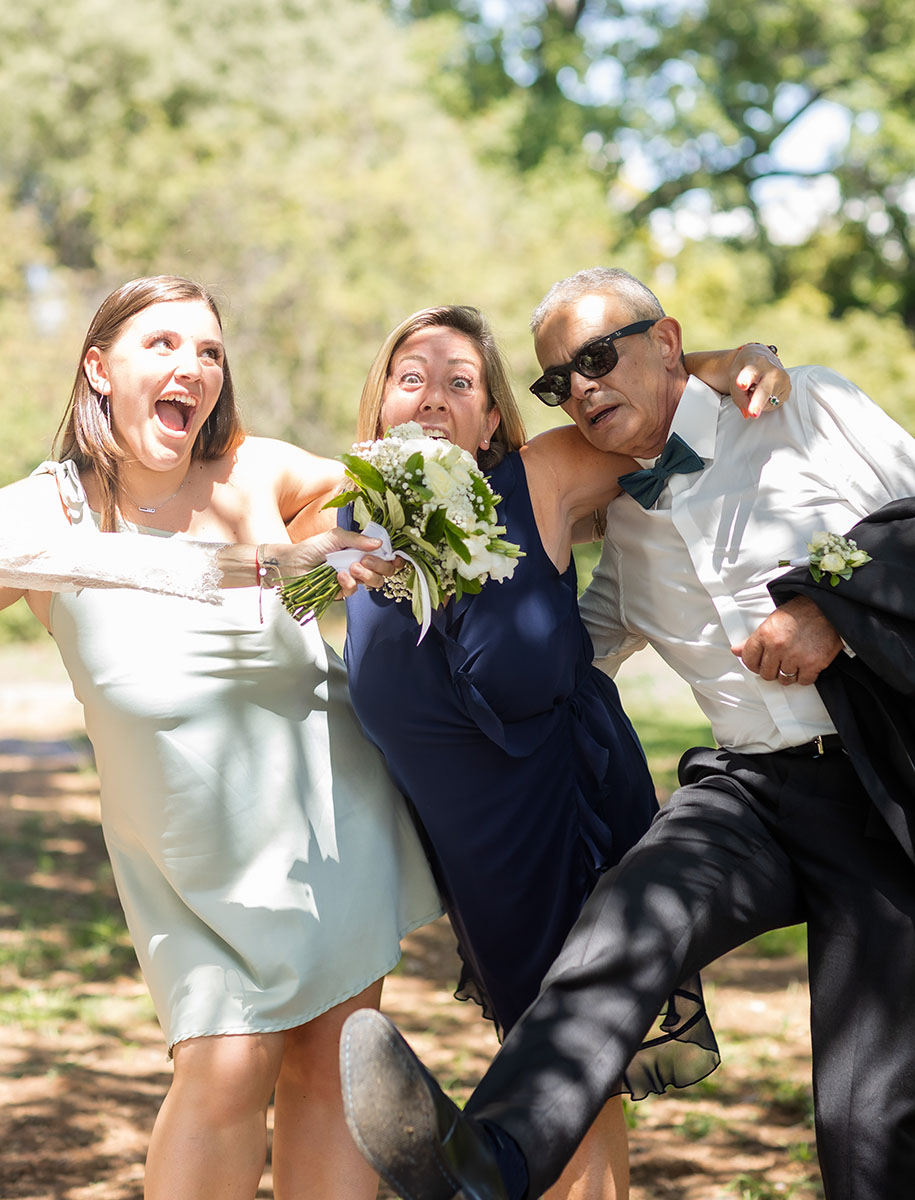 Mariés et témoins riant ensemble lors d’un moment complice en extérieur – photographie de mariage par M.Studiophoto13