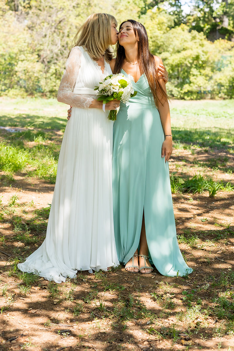 Mariée souriante avec une demoiselle d’honneur en extérieur – photo de mariage par M.Studiophoto13