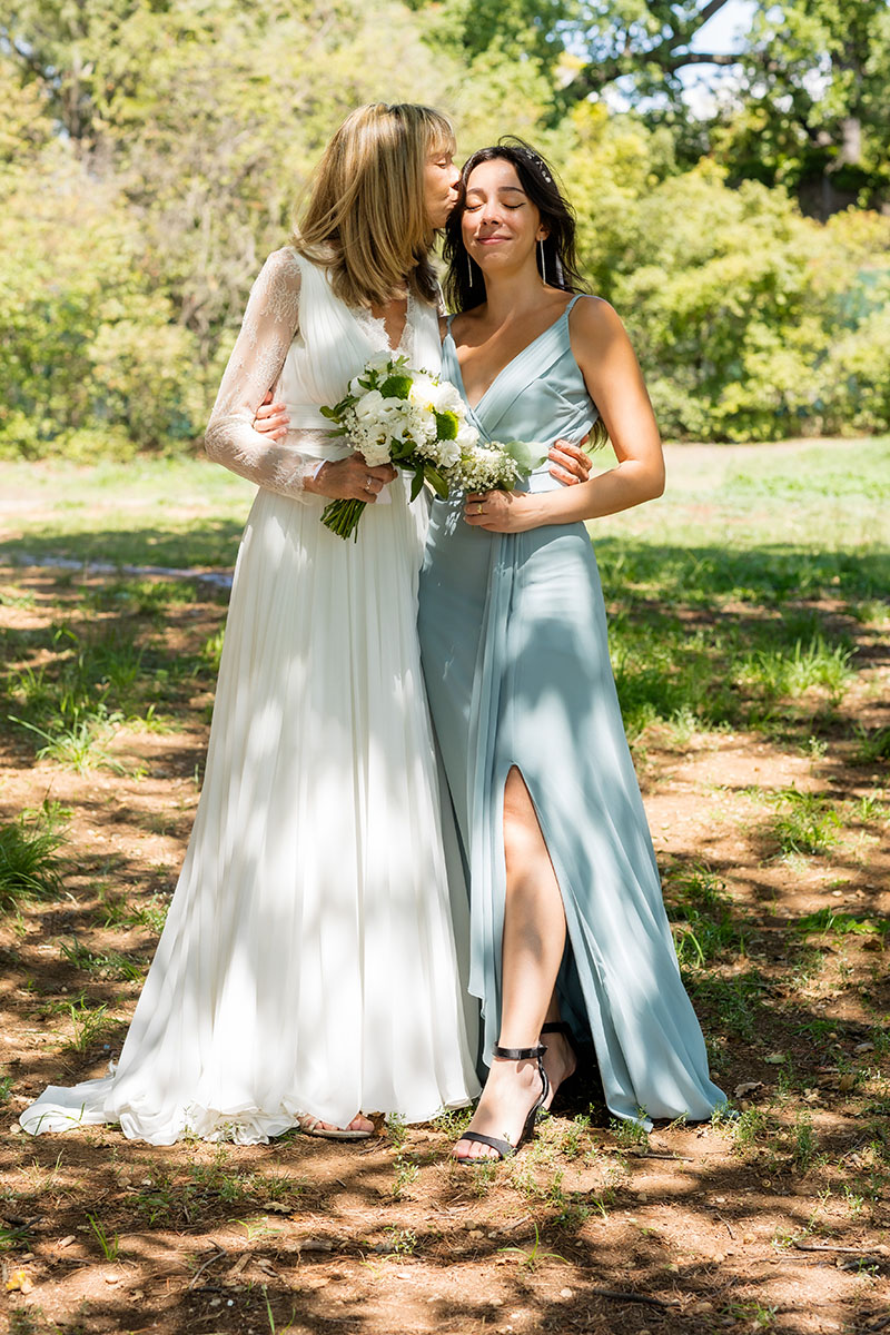 Mariée et demoiselle d’honneur souriantes dans un parc – photo de mariage par M.Studiophoto13