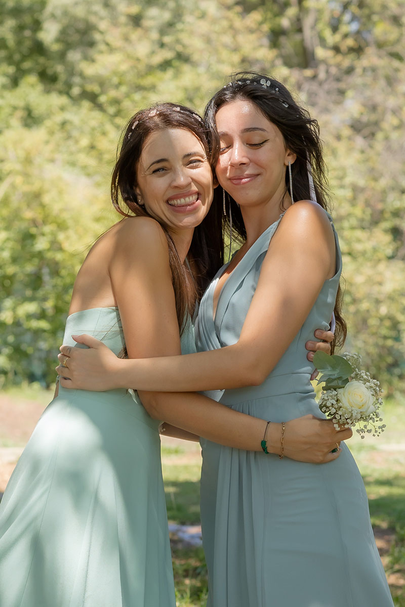 Demoiselles d’honneur souriantes enlacées en extérieur – photo de mariage par M.Studiophoto13
