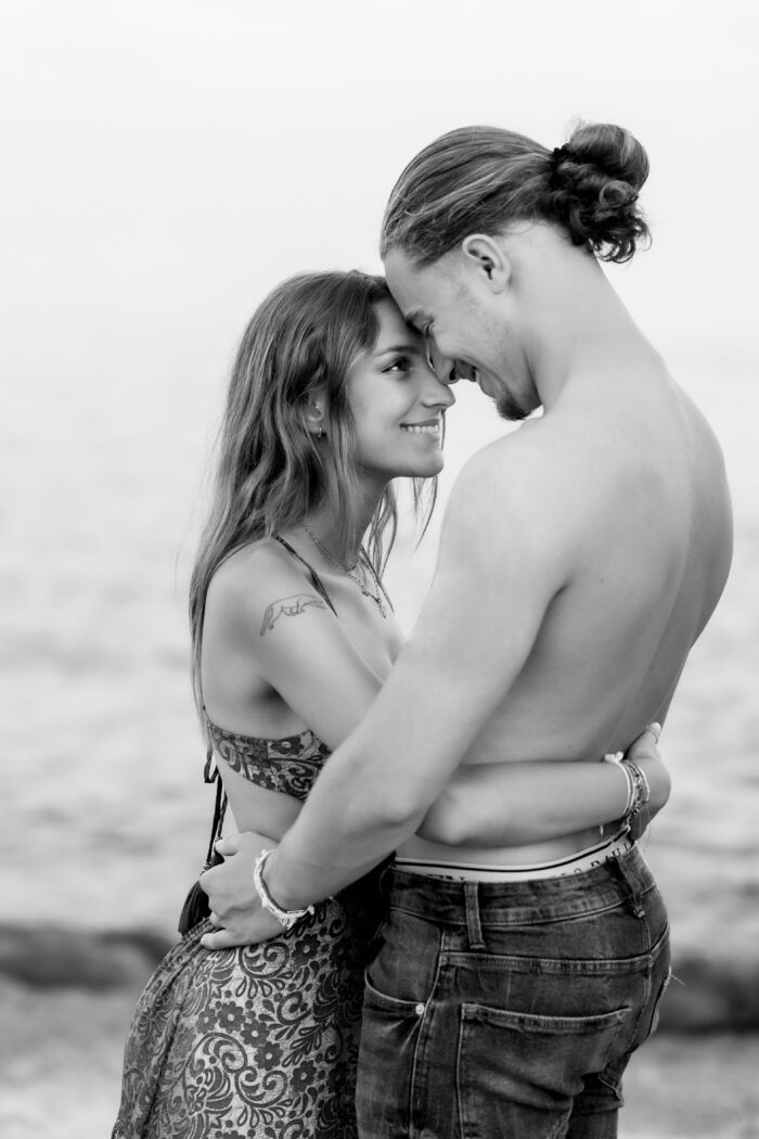 ☺☺jeune couple enlacé en noir et blanc en bord de mer